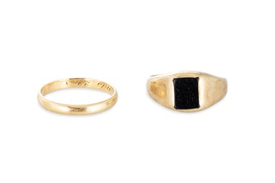 Lot 311 - A 9CT YELLOW GOLD SIGNET RING, set with onyx,...