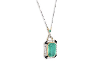 Lot 293 - AN EMERALD, DIAMOND AND ENAMEL CLUSTER PENDANT,...