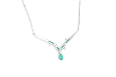 Lot 295 - AN EMERALD AND DIAMOND NECKLACE, the central...