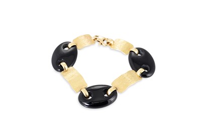 Lot 296 - AN ONYX AND GOLD PANEL BRACELET, the carved...