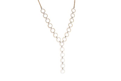 Lot 32 - AN OPEN LINK LARIAT NECKLACE, circular link,...