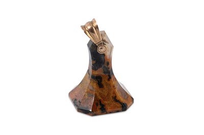 Lot 81 - AN AGATE FOB, yellow metal bail (tests as 8ct)