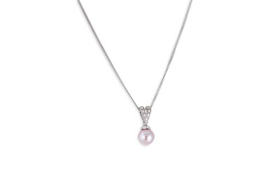 Lot 88 - A PEARL AND DIAMOND SET PENDANT, the pink tone...