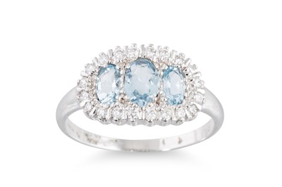 Lot 103 - A DIAMOND AND AQUAMARINE CLUSTER RING, the...