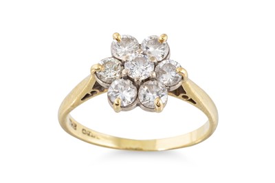 Lot 113 - A DIAMOND DAISY CLUSTER RING, the round cut...
