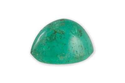 Lot 357 - A LOOSE OVAL CABOCHON CUT EMERALD. Estimated:...