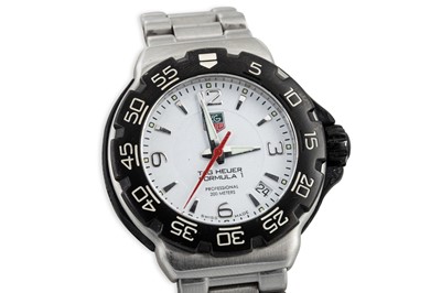 Lot 431 - A MID-SIZE TAG HEUER FORMULA ONE WRIST WATCH,...