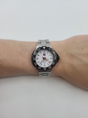 Lot 431 - A MID-SIZE TAG HEUER FORMULA ONE WRIST WATCH,...