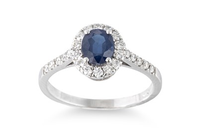 Lot 140 - A DIAMOND AND SAPPHIRE CLUSTER RING, the oval...