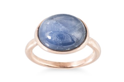Lot 142 - A SAPPHIRE RING, the cabochon cut sapphire...