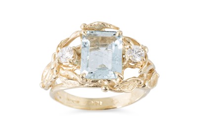 Lot 151 - A DIAMOND AND AQUAMARINE CLUSTER RING, the...