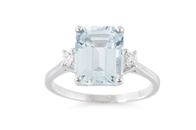 Lot 153 - AN AQUAMARINE AND DIAMOND RING, the...