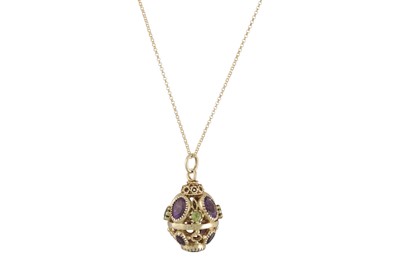 Lot 43 - A VINTAGE PERIDOT AND AMETHYST PENDANT, set in...