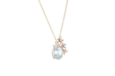 Lot 277 - AN AQUAMARINE AND DIAMOND CLUSTER PENDANT,...