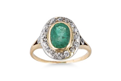 Lot 129 - AN ANTIQUE EMERALD AND DIAMOND CLUSTER RING, ...