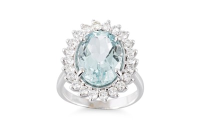 Lot 132 - AN AQUAMARINE AND DIAMOND CLUSTER RING, the...