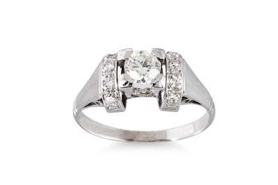 Lot 134 - A DIAMOND RING, the brilliant cut diamond to...