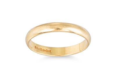 Lot 214 - AN 18CT GOLD BAND RING, 2.6 g.