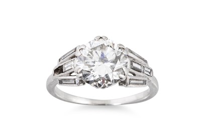 Lot 350 - AN ART DECO DIAMOND SOLITAIRE RING, 1930s, the...