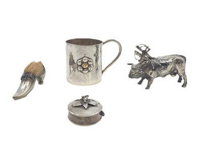 Lot 370 - AN ANTIQUE ARTS & CRAFTS STERLING SILVER CUP,...