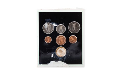 Lot 410 - A RARE 1986 IRISH COIN, Central bank year set,...