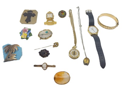 Lot 324 - AN ANTIQUE 15CT GOLD RIMMED OVAL AGATE BROOCH,...