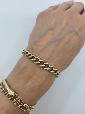 Lot 129 - AN ANTIQUE GOLD GRADUATED CURB LINK BRACELET,...