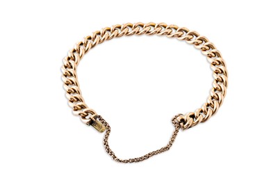 Lot 130 - AN ANTIQUE CURB LINK BRACELET, 15ct gold,...