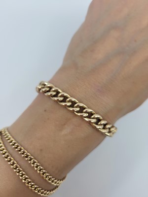 Lot 130 - AN ANTIQUE CURB LINK BRACELET, 15ct gold,...