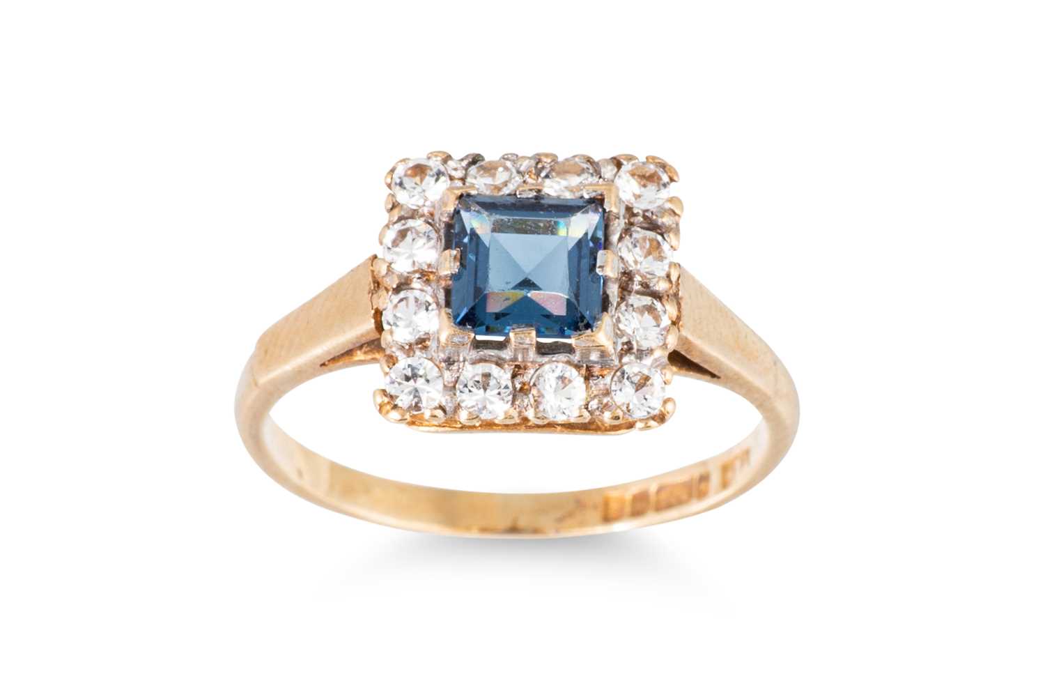 Lot 16 - A VINTAGE CLUSTER RING, the synthetic...