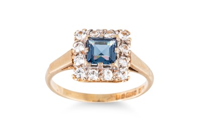 Lot 16 - A VINTAGE CLUSTER RING, the synthetic...