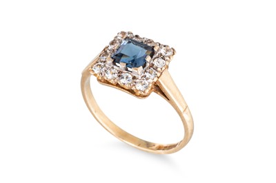 Lot 16 - A VINTAGE CLUSTER RING, the synthetic...