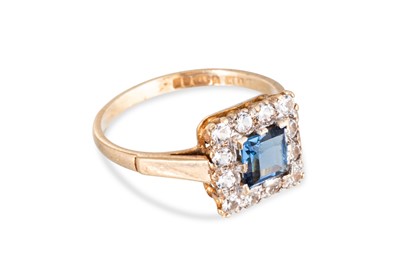 Lot 16 - A VINTAGE CLUSTER RING, the synthetic...