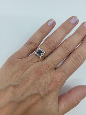 Lot 16 - A VINTAGE CLUSTER RING, the synthetic...