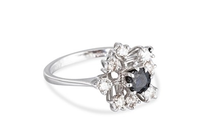 Lot 23 - A DIAMOND AND SAPPHIRE CLUSTER RING, the...
