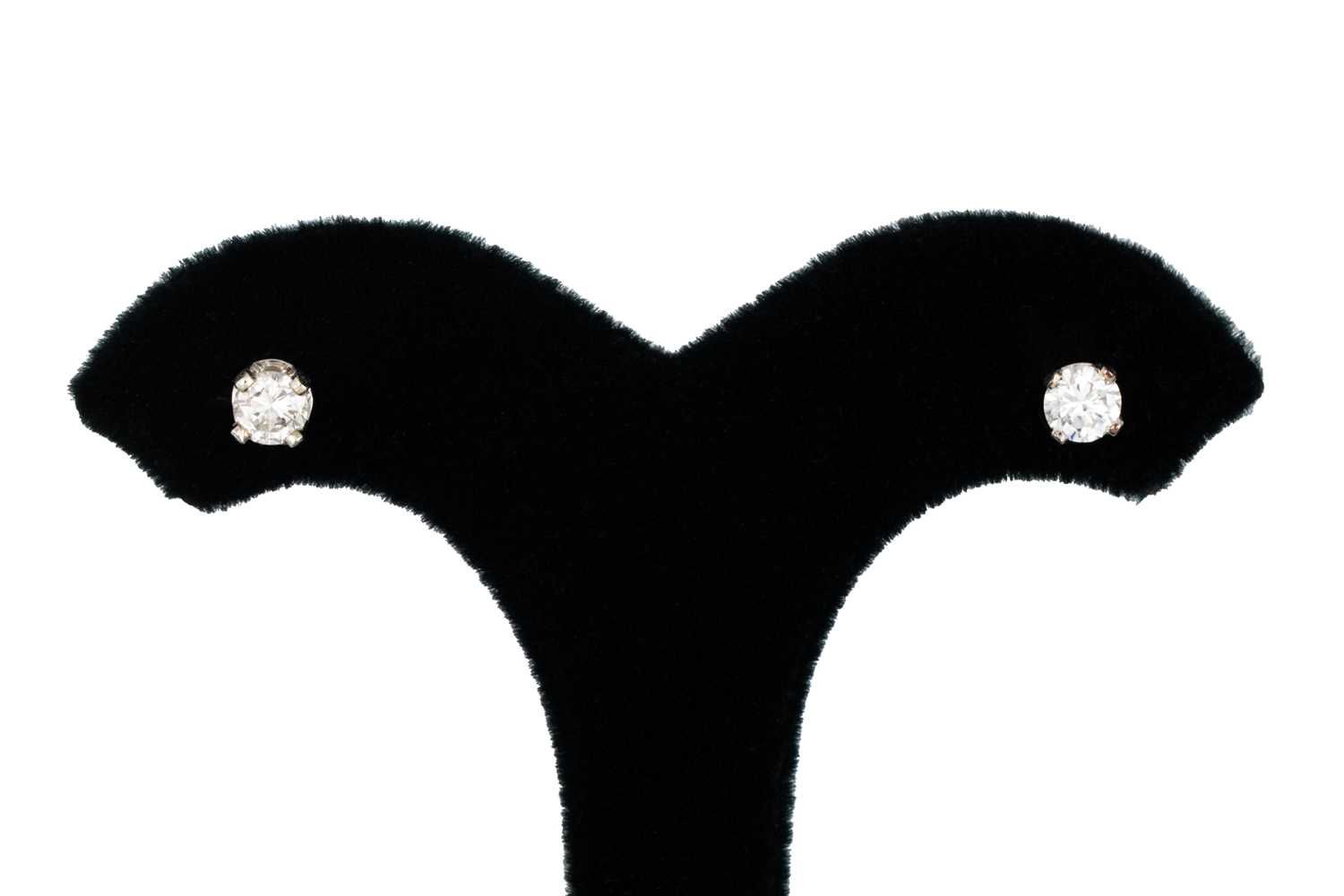 Lot 30 - A PAIR OF WHITE GOLD DIAMOND STUD EARRINGS,...
