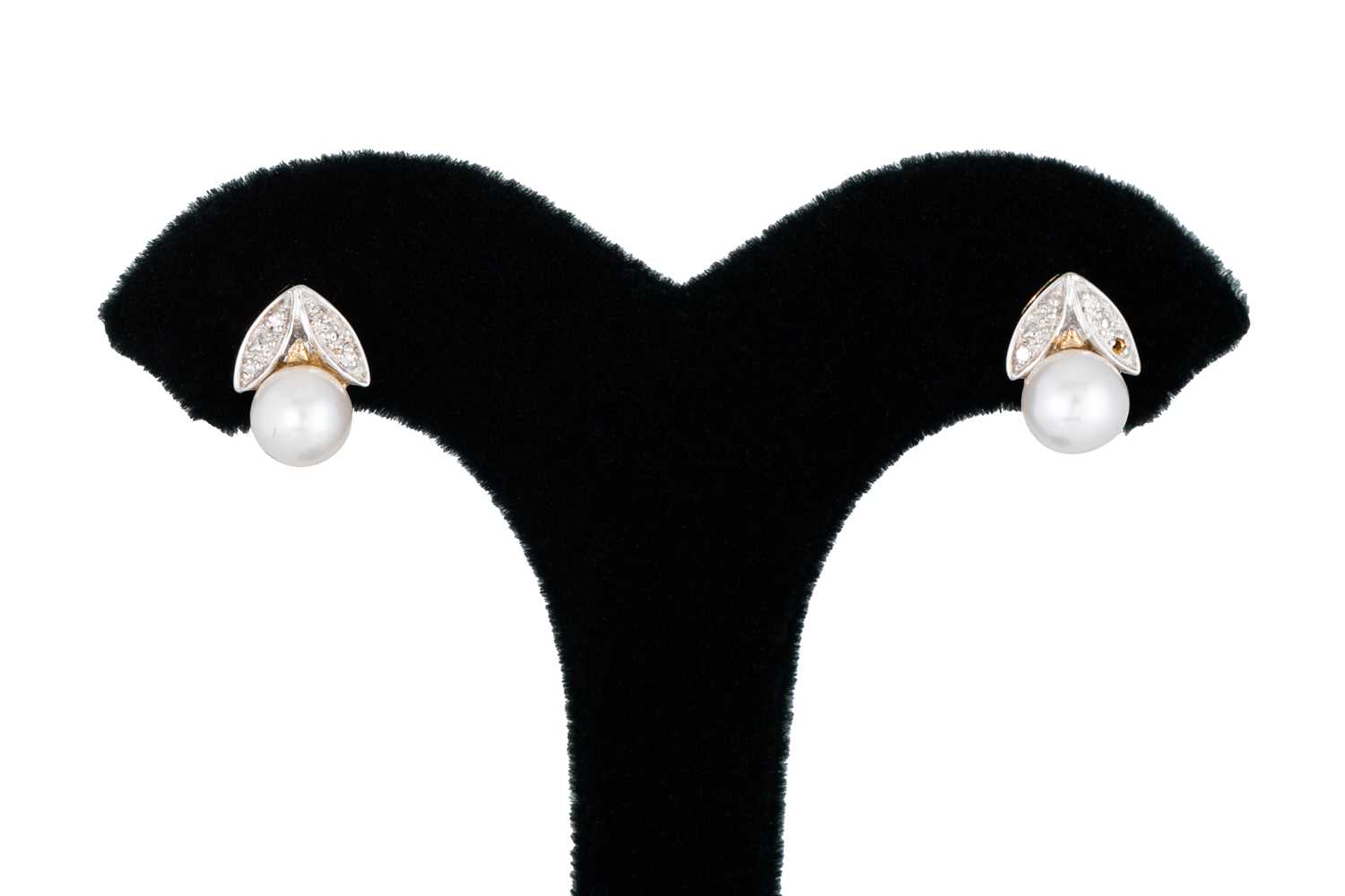 Lot 31 - A PAIR OF 9CT GOLD PEARL AND DIAMOND CLUSTER...