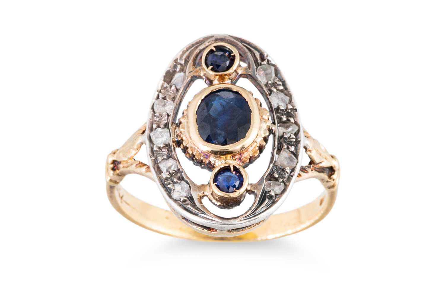 Lot 83 - A DIAMOND AND SAPPHIRE CLUSTER RING, the oval...