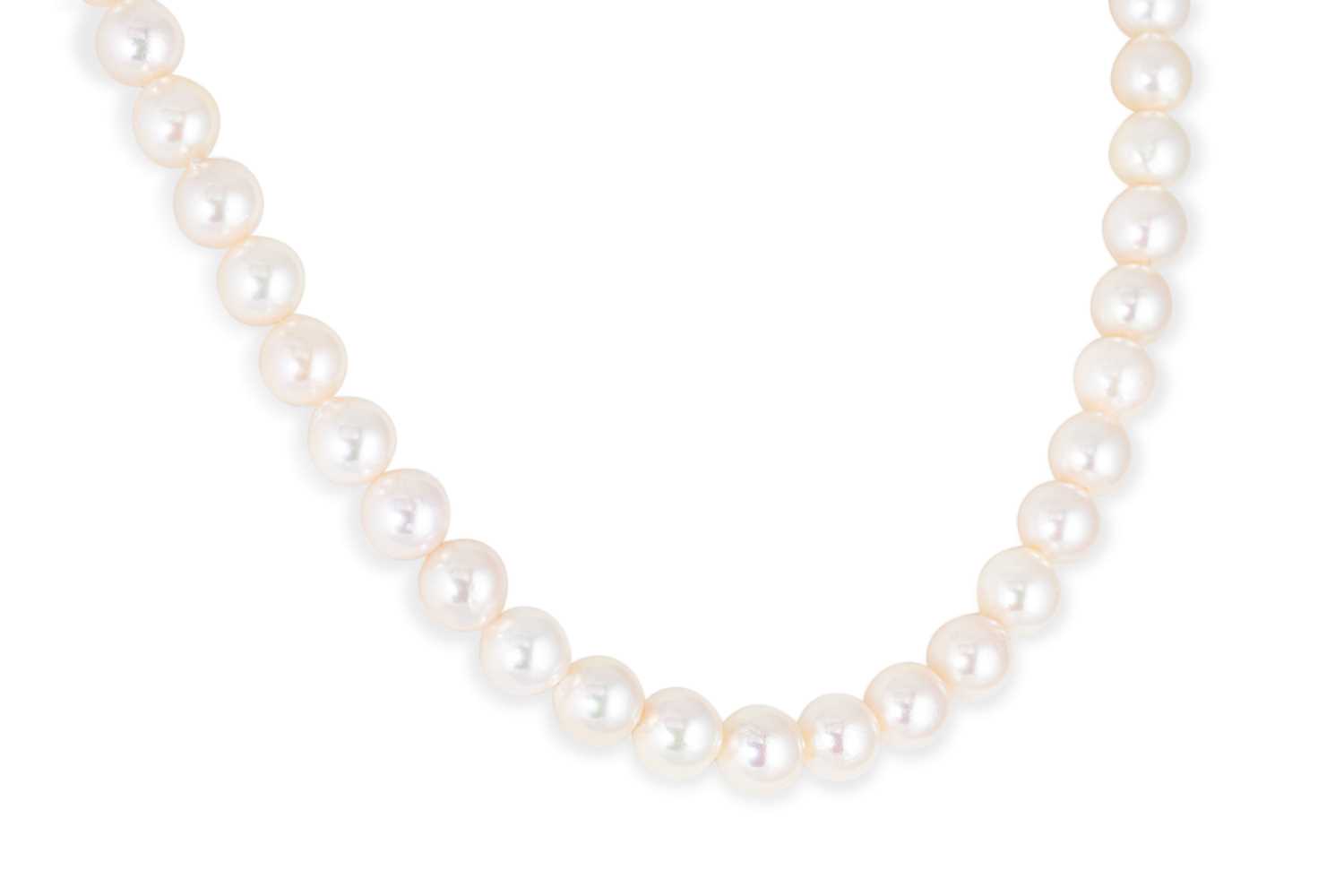 Lot 84 - A CULTURED PEARL NECKLACE, to a 9ct gold clasp,...