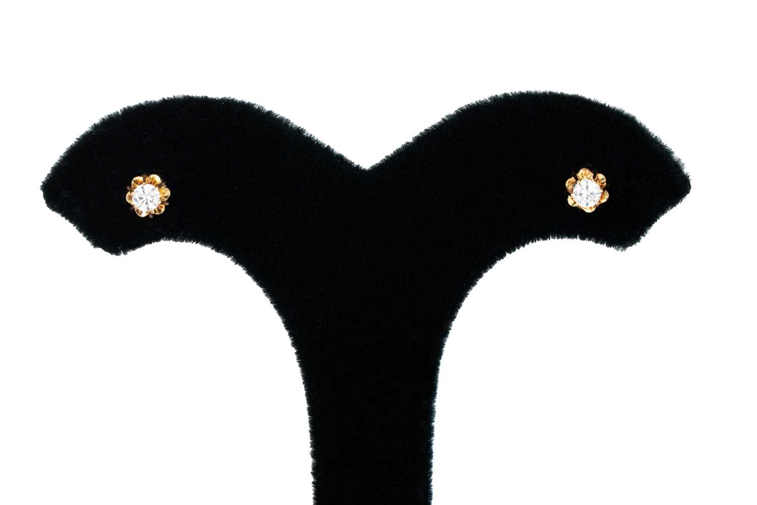 Lot 91 - A PAIR OF DIAMOND STUD EARRINGS, the round...
