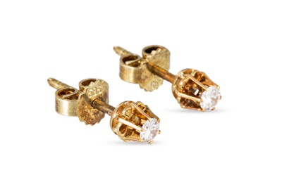 Lot 91 - A PAIR OF DIAMOND STUD EARRINGS, the round...