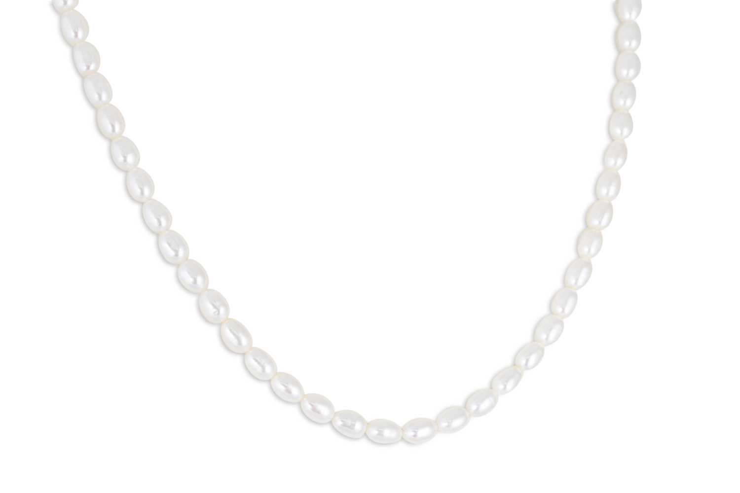 Lot 104 - A CULTURED PEARL NECKLACE, the freshwater...