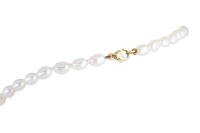 Lot 104 - A CULTURED PEARL NECKLACE, the freshwater...