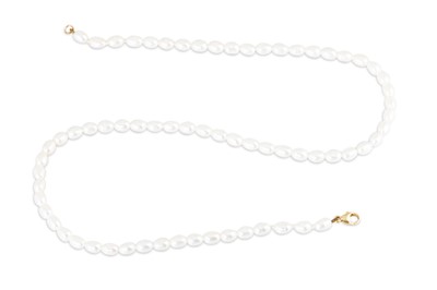 Lot 104 - A CULTURED PEARL NECKLACE, the freshwater...