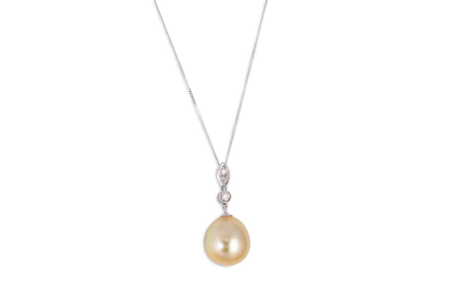 Lot 105 - A DIAMOND AND PEARL PENDANT, the south sea...