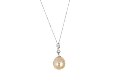Lot 105 - A DIAMOND AND PEARL PENDANT, the south sea...