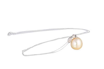 Lot 105 - A DIAMOND AND PEARL PENDANT, the south sea...