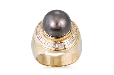 Lot 249 - A VINTAGE LARGE CULTURED BLACK PEARL AND...