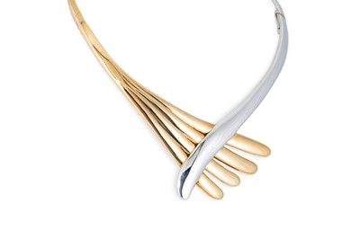 Lot 127 - AN 18CT YELLOW & WHITE GOLD COLLARETTE, hinged,...