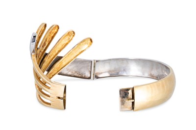 Lot 128 - AN 18CT YELLOW & WHITE GOLD BANGLE, hinged,...